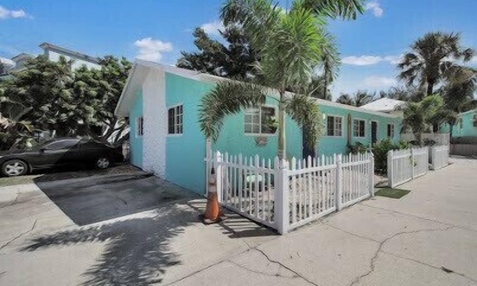 Fort Myers Beach Cottage | DEJA BLUE 1000 FT from Beach Great for Families