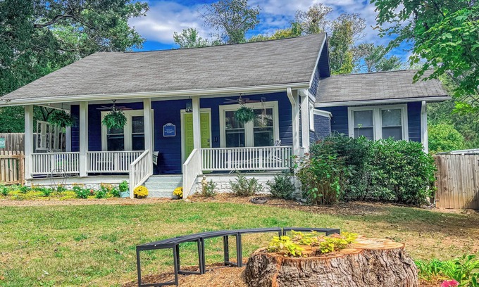 Oakley House | Deja Blue Luxurious Pet Friendly 30+ day Rental in Asheville | Two Fenced In Yards!