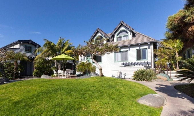 Del Mar Apartment | Del Mar Lively Studio w Hot Tub & Pool