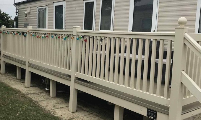 Heacham Cabin | Delightful 3 Bedroom Caravan with Decking Heacham