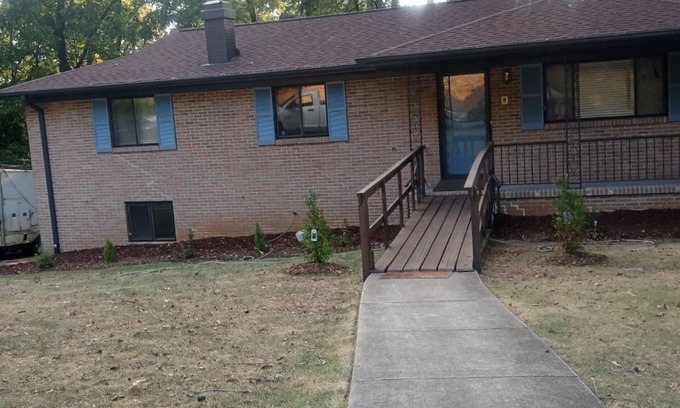 New Castle House | Delightful 3-bedroom house with AC in Birmingham