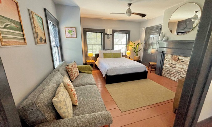 Mystic House | Delightful Downtown Mystic Studio!