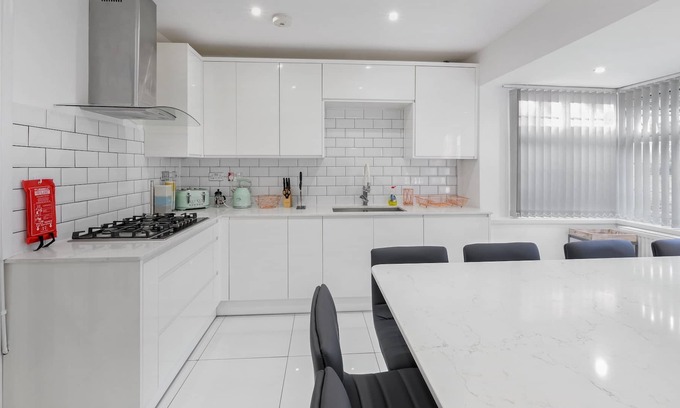 Birmingham House | Delightful House 4 bed 2 bath with parking