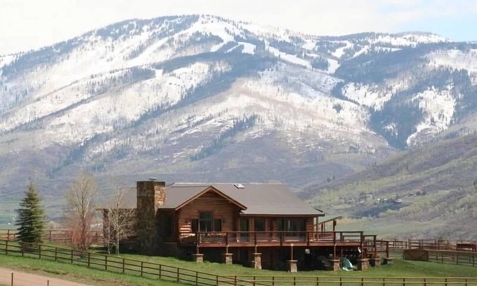Steamboat Springs House | Delightful Steamboat Log Home - easy 10 minute drive to slopes, pet friendly!
