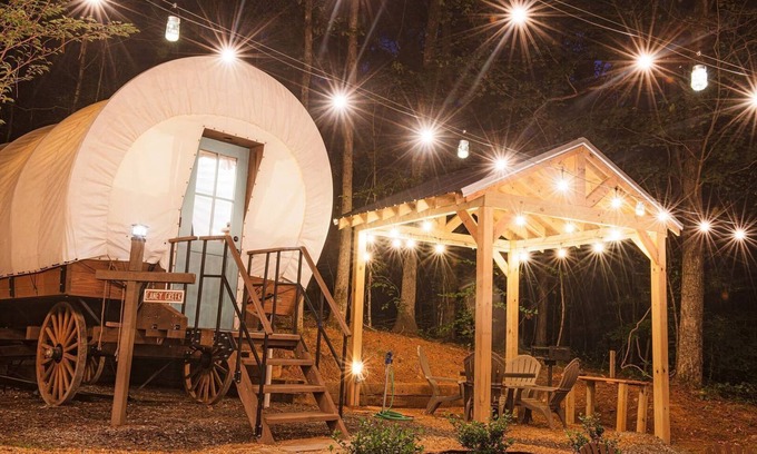 Benton House | Delightful Wagon with Incredible Hiking Trails and Activities in Tennessee