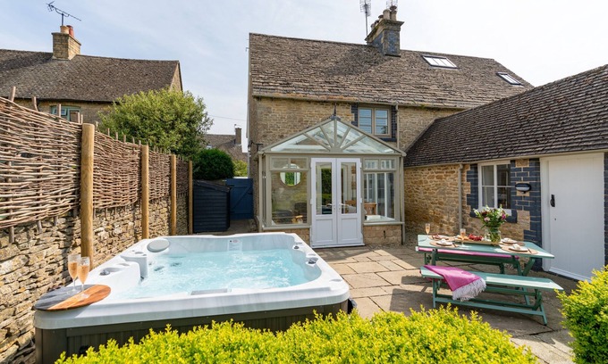 Stow-on-the-Wold Cottage | Delightfully presented dog friendly - 2 Bottom End