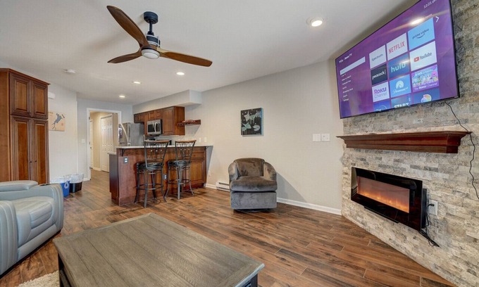 Lake Delton Condo | Dells Lakefront Escape - Couples or Families