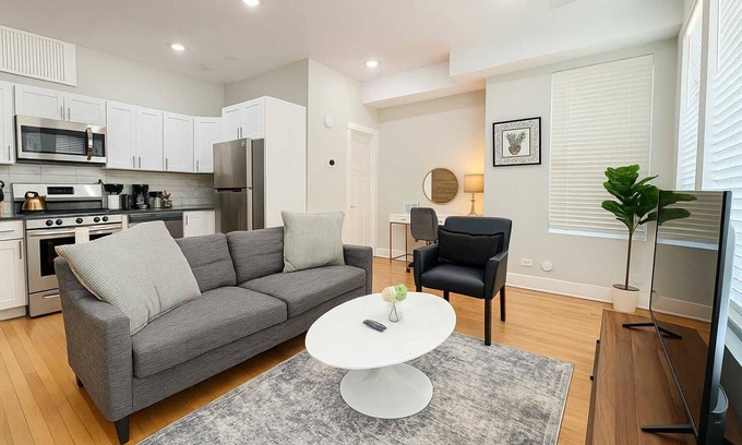 Andersonville Apartment | Deluxe 1BR Near Shops & Cafés