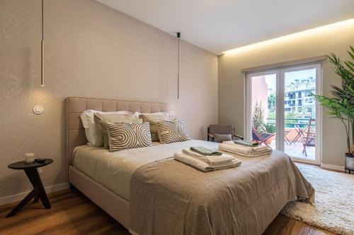 Carcavelos Apartment | Deluxe 2BDR Apartment in Carcavelos by LovelyStay