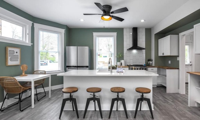 Mount Auburn House | Deluxe 4-Bedroom w Huge Deck 3-Min to Downtown