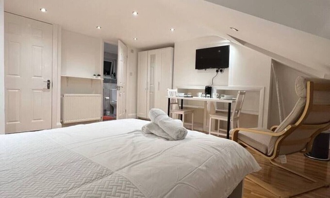 West Ham House | Deluxe Double Room with Shower