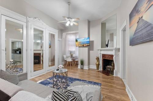 Chinatown Apartment | Deluxe Flat In Center City