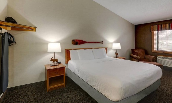 Quincy Hotel | Deluxe King at Stoney Creek Inn Quincy