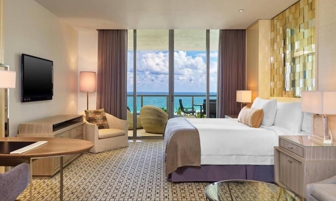 Bal Harbour Apartment | Deluxe King Room Near Atlantikos MIA
