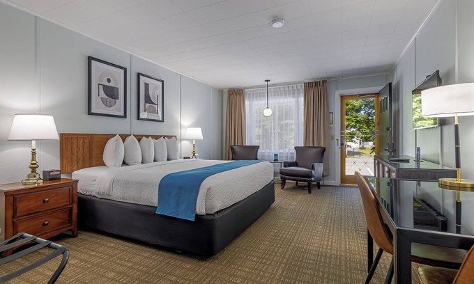 Bar Harbor Hotel | Deluxe King Room w/Breakfast Included