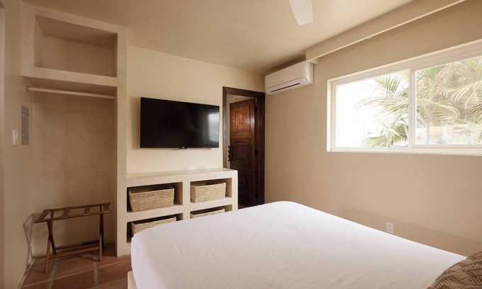 Imperial Beach Apartment | Deluxe Queen Studio Island Suite Garden