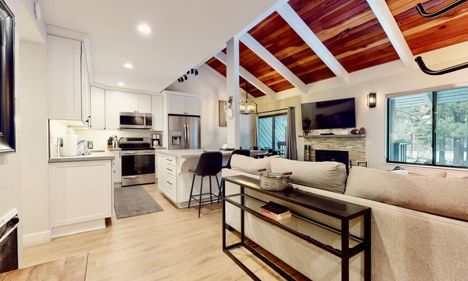 Mammoth Lakes Condo | Deluxe remodeled 2 Bedrooms, Loft, 3 Bathrooms Condo close to Eagle