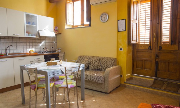 Caccamo House | Deluxe studio apartment in front of the castle