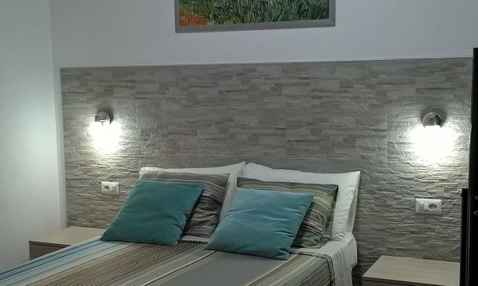 Zona LIII Tomba di Nerone Apartment | DELUXE STUDIO APARTMENT WITH BALCONY - HOLIDAY HOME IN ROME