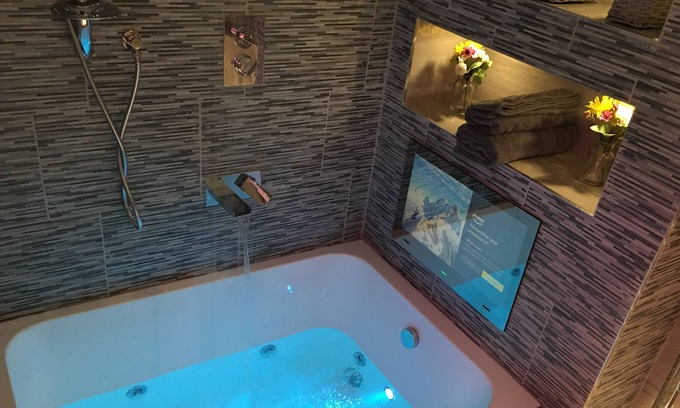 Bradford Apartment | Deluxe Suite Jacuzzi at Livit Serviced Apartments
