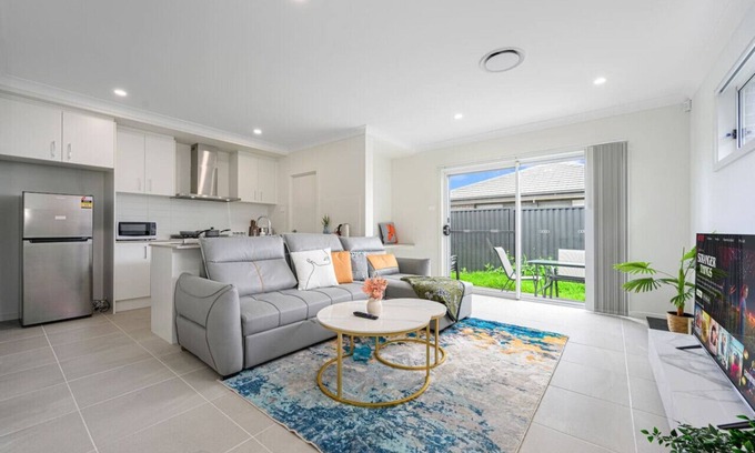 Denham Court House | Denham Court 4Br with Central AC & WiFi near Coles