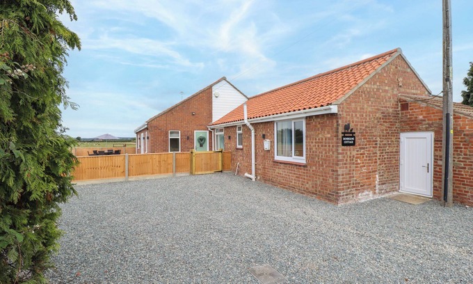 Helsey Cottage | DENHOLME, pet friendly, with a garden in Hogsthorpe