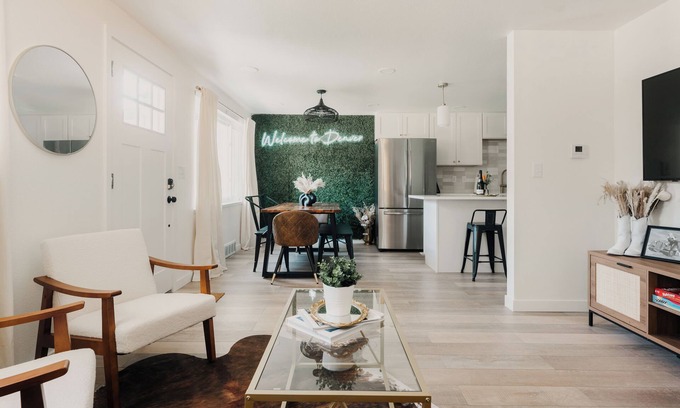 Barths House | Denver Getaway Western Retreat Newly Renovated Close to DT, I70 & Red Rocks!