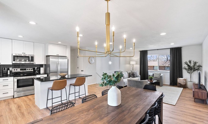 Ralston Valley House | DenverStays: Spacious 5 BR Home with 2 King & 3 Queen Beds - 15 Min to Red Rocks