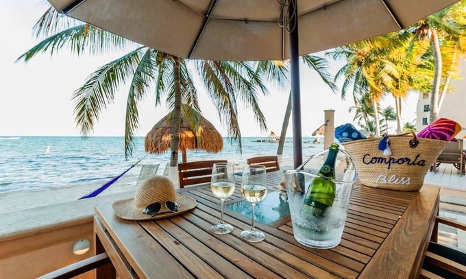 Puerto Juarez Apartment | Depa Bliss~Luxurious Beachfront Oasis~King Bed~Pool/Weekly and monthly discounts