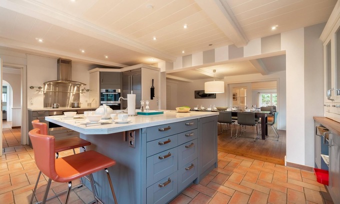 Nieblum House | Der Reetgedeckte Holsteinhof Verfügt Über 5 Schlafzimmer, 6 Bäder und 1 Gäste-wc