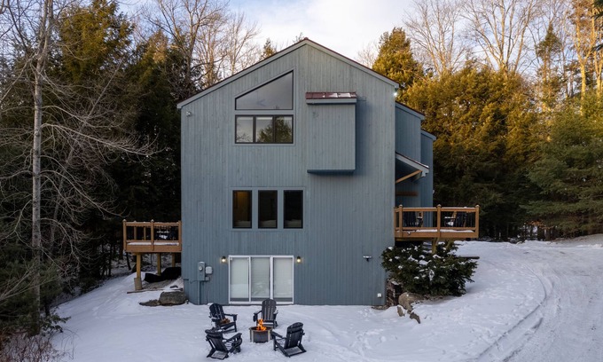 Londonderry House | Derry Woods Cabin: family retreat near Lowell Lake