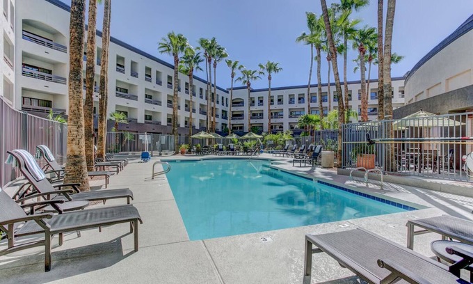 Phoenix Hotel | Desert Oasis Near PHX – Free Shuttle, Relaxing Outdoor Pool & Hiking Trails