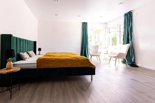 Pellenz Apartment | Design Apartment zentral für 6 in Andernach: Ausblick, WiFi, Küche