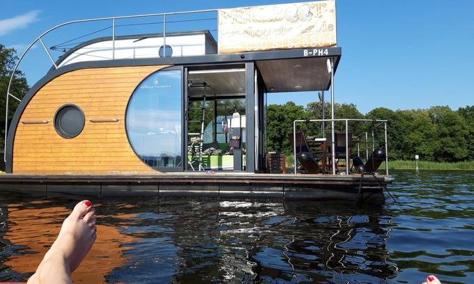 Schmoeckwitz Boat Rental | Design houseboat -one tour- in Berlin and Brandenburg, no permit necessary