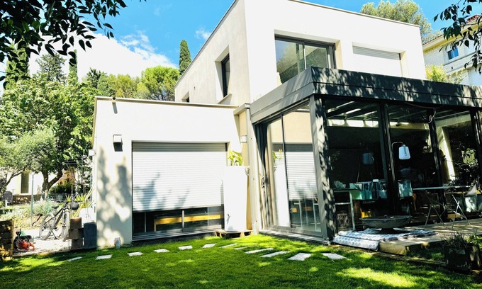 Saint-Eloi Villa | Design villa with glass roof and parquet flooring, garden and fitness center near downtown