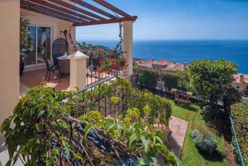 Sao Goncalo Villa | Designed Villa Palheiro Village by Holiday Rental Madeira