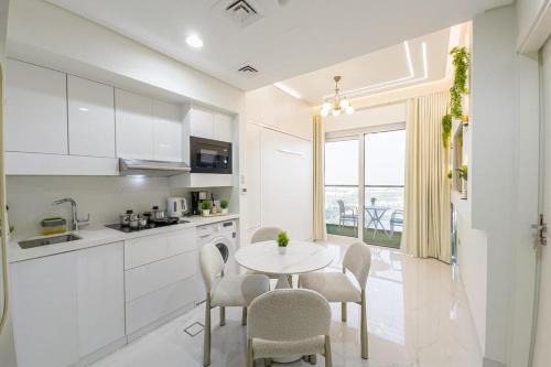 Dubai Apartment | Designer 1BR I Golf View I Comfortably Sleeps 4