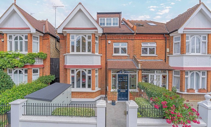 Thamesfield House | Designer 6-Bed Putney Home with AC