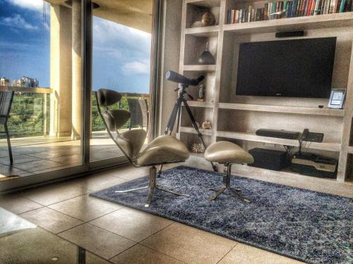 Lower Prince's Quarter Apartment | Designer Condo - Sleeps 6 with Sauna