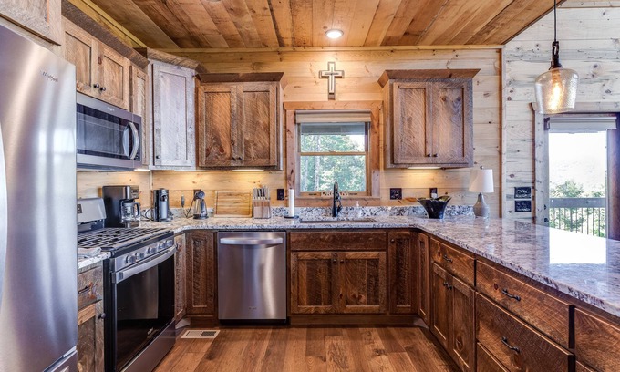 Aska Cabin | Designer hideaway with mountain-view decks, hot tub, pool table & fireplaces