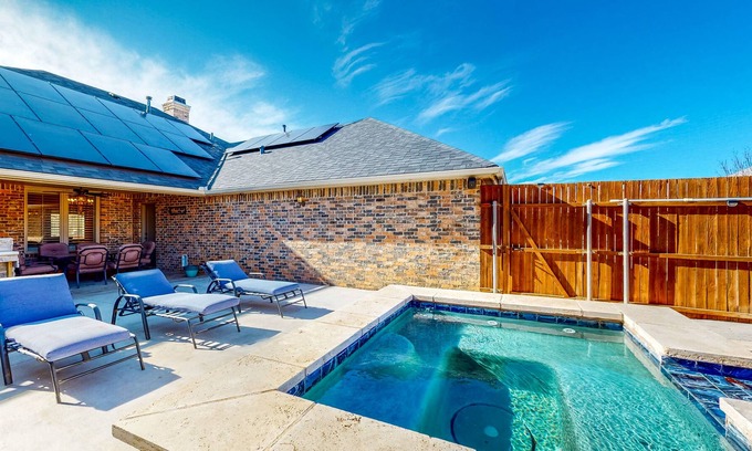 Lubbock House | Designer Home - Private Pool, Pool Spa, Outdoor Kitchen, Office, Dog-Friendly