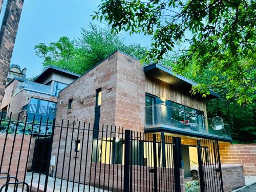 Glasgow Westend Villa | DESIGNER HOUSE - University of Glasgow/Central Glasgow 'Hillhead' West End G12 - Luxurious & Contemporary Detached House/Terrace/Garden/'electric car charging' Garage Parking