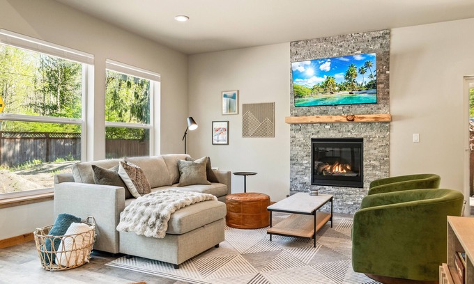 Paradise Estates Cabin | Designer Mt Rainier Stay Hot Tub Fire Pit