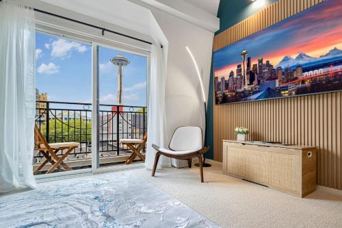 Belltown Apartment | Designer Penthouse Space Needle View & Walk to Everything