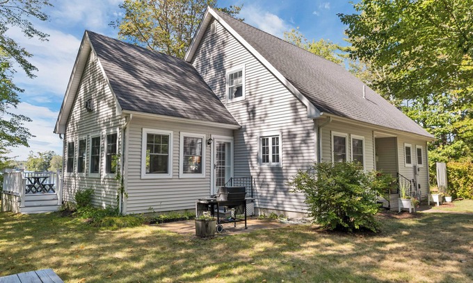 Moultonborough House | Desirable Senter Cove location