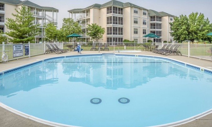 Table Rock Hotel | Destination Vacation! Pool, Free Parking, Near Mickey Gilley Theatre