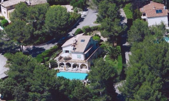 Roquefort-les-Pins Villa | Detached 8 bedrooms with a large heated swimming pool Villa in a private estate