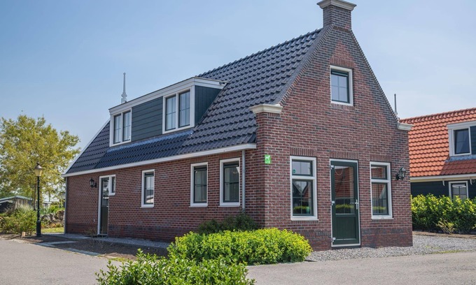West-Graftdijk House | Detached bungalow with 3 bedrooms and a infrared sauna