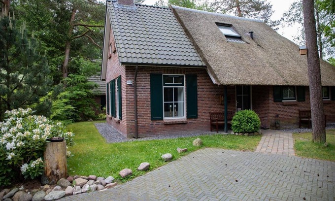 Hooghalen House | Detached bungalow with alcove bed, perfect for families in Drenthe.