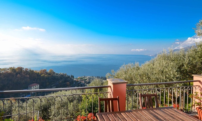 Camogli House | Detached cottage with sea view, large fenced garden and panoramic pool